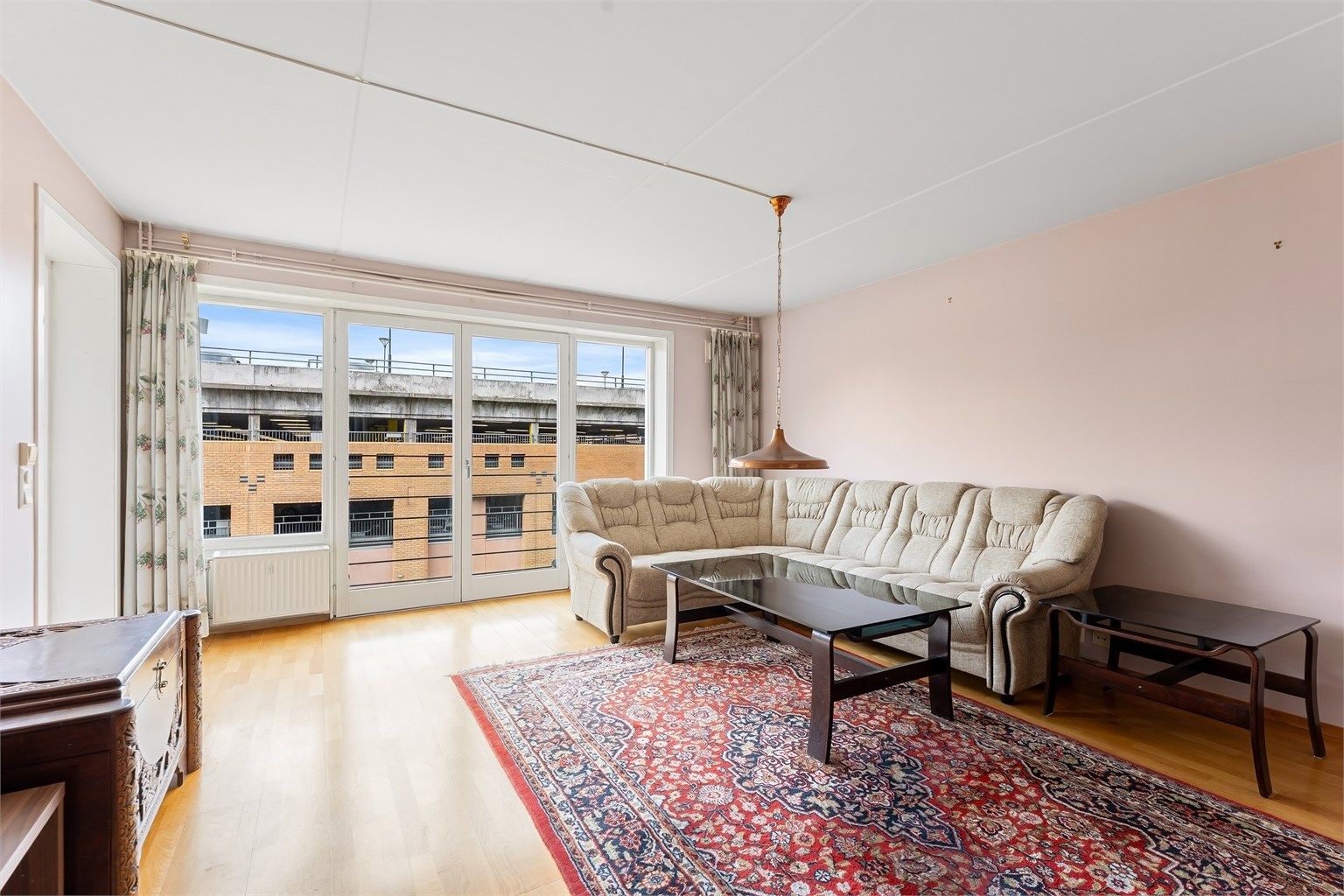 Lys og hyggelig stue med store vindusflater