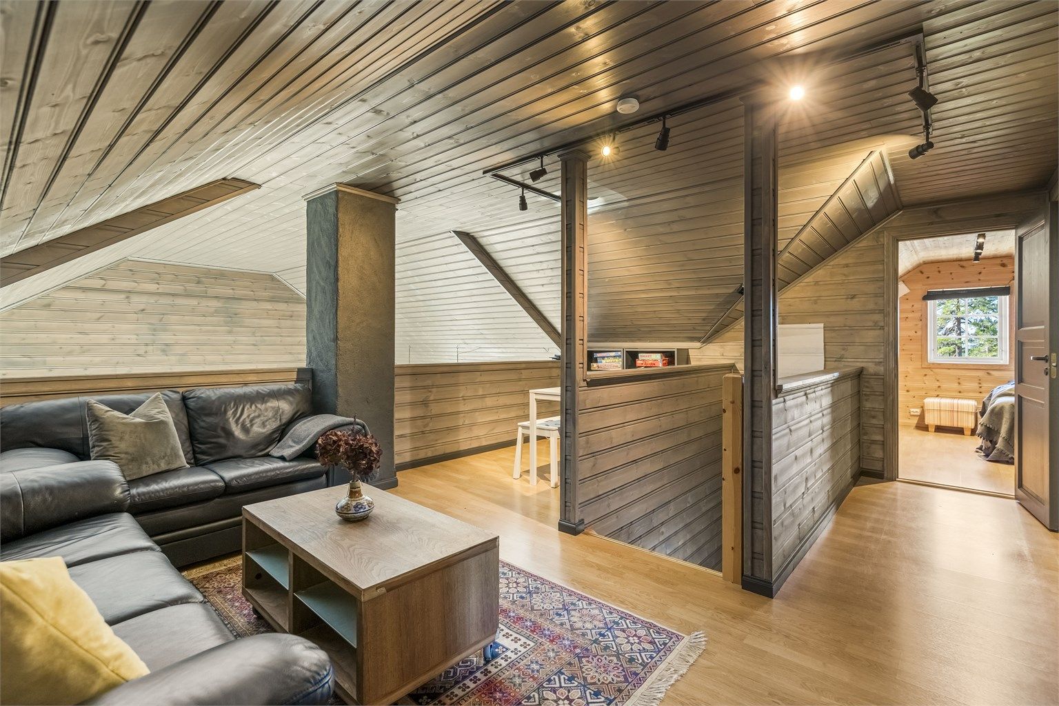 Loftstuen er et perfekt tilholdssted for barn og unge, med plass til sofagruppe.