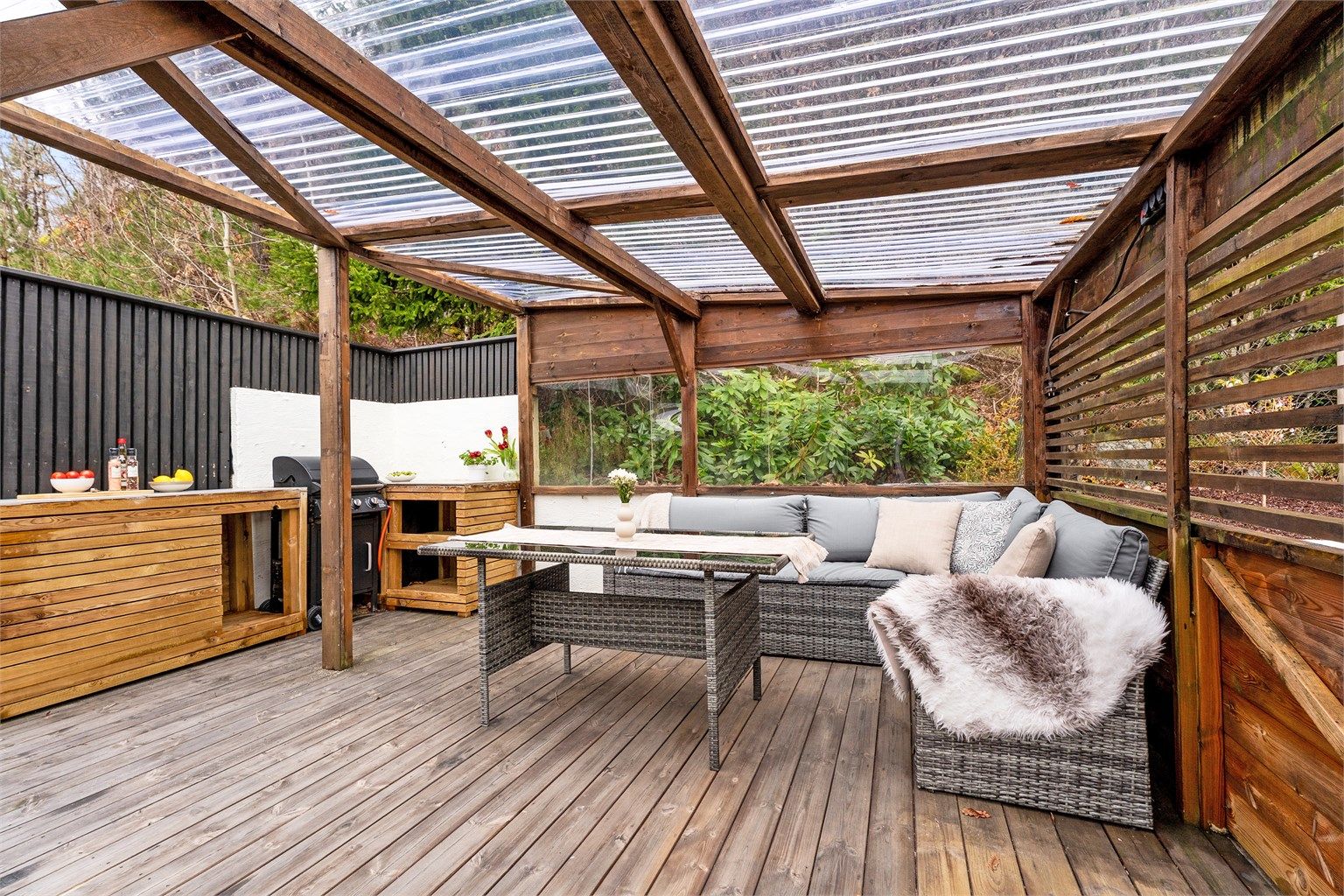 Meget koselig og skjermet uteplass med utekjøkken! Her kan du nyte sommeren og fyre grillen. 