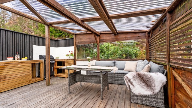 Meget koselig og skjermet uteplass med utekjøkken! Her kan du nyte sommeren og fyre grillen.