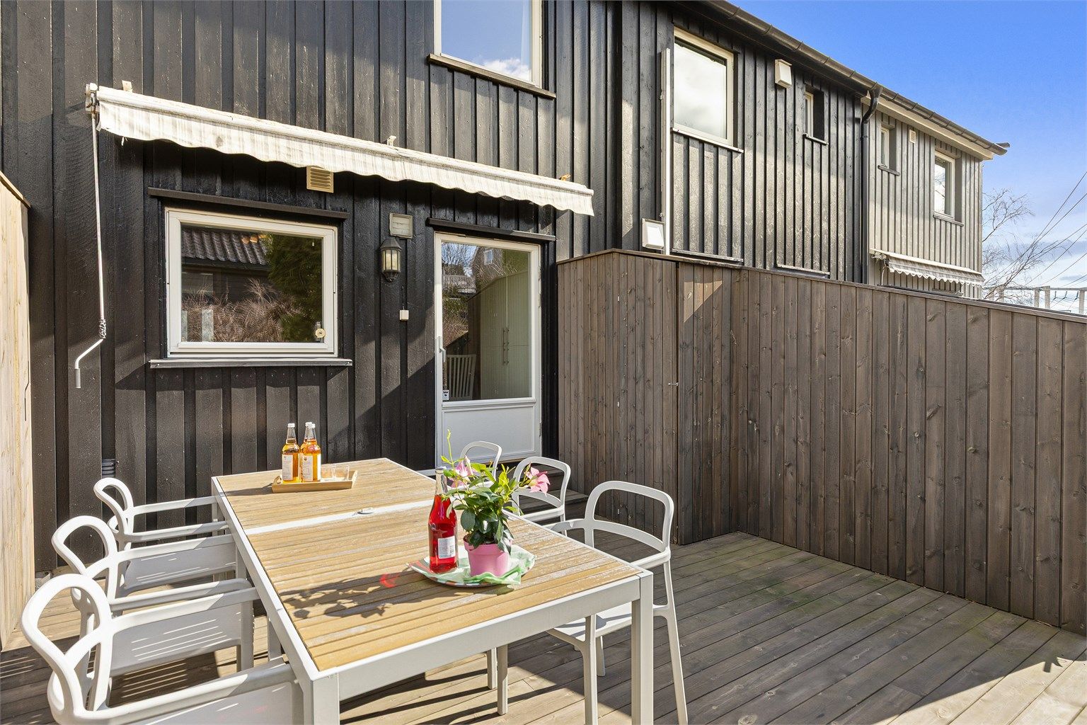 Her er det god plass til utemøblement og grill, og en flott plass å invitere til sosiale sammenkomster sommerstid