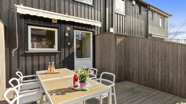 Her er det god plass til utemøblement og grill, og en flott plass å invitere til sosiale sammenkomster sommerstid