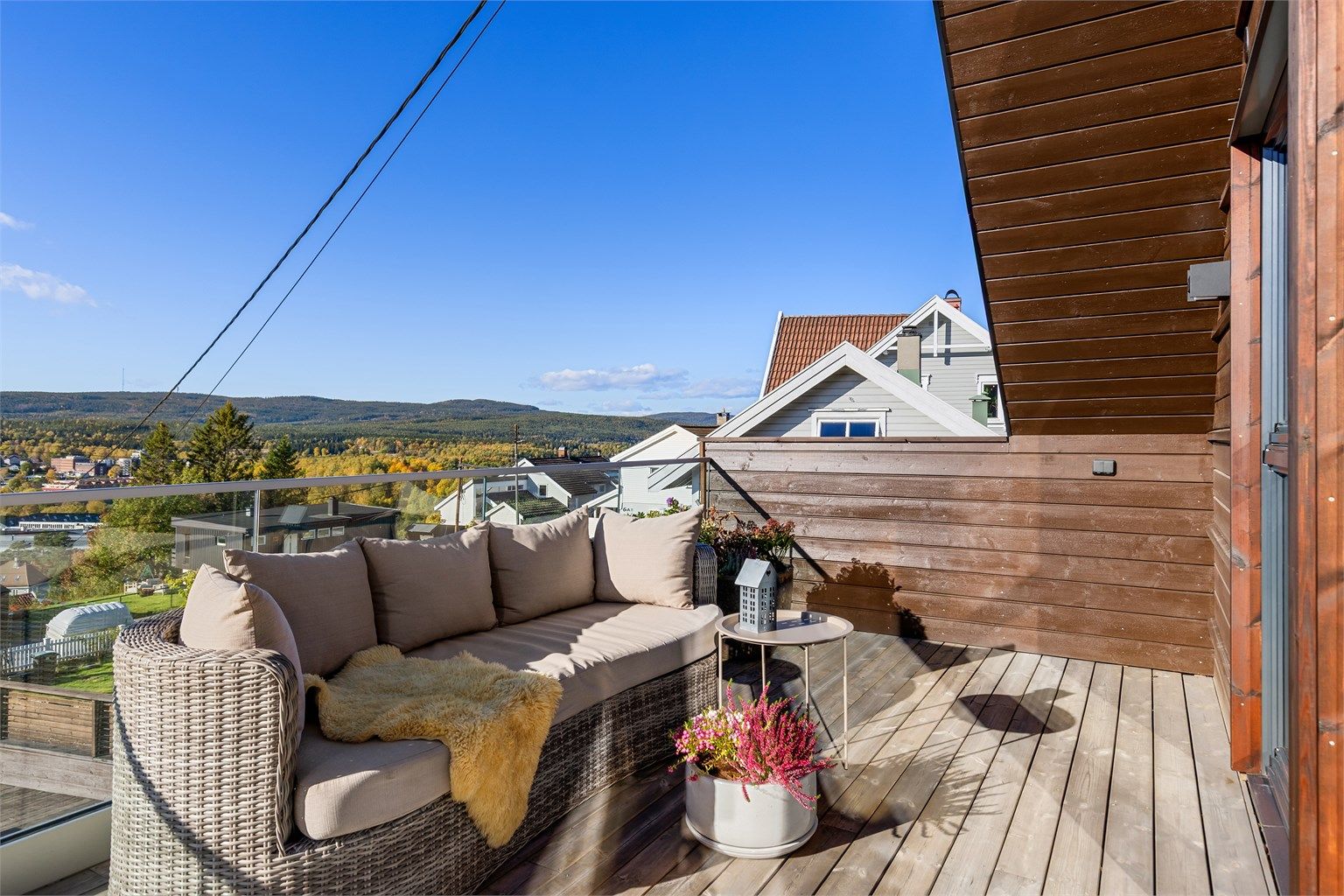 Loungeplass på balkongen med åpen sikt mot horisonten.