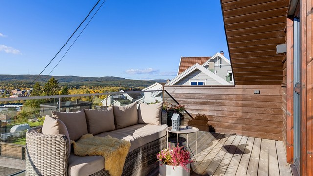 Loungeplass på balkongen med åpen sikt mot horisonten.