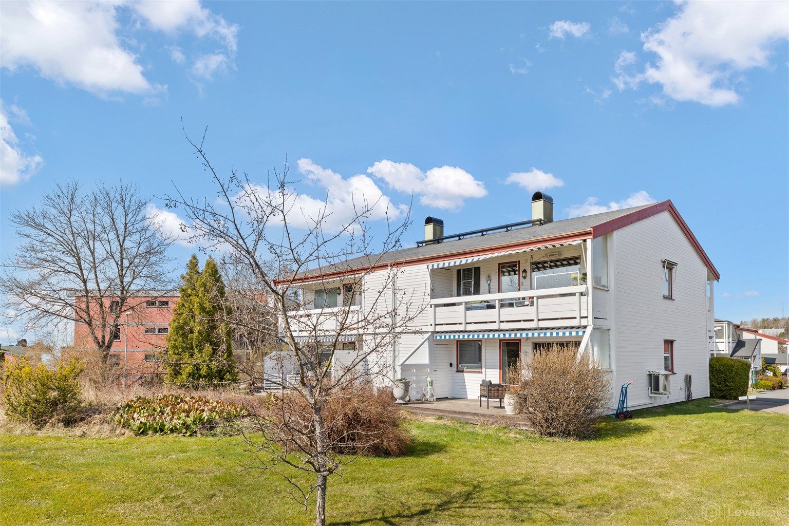 Velkommen til Pearl Engens vei 8B! En gjennomgående oppgradert og tiltalende 3-roms seniorleilighet (55+) med trappefri adkomst i første etasje.