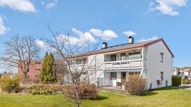 Velkommen til Pearl Engens vei 8B! En gjennomgående oppgradert og tiltalende 3-roms seniorleilighet (55+) med trappefri adkomst i første etasje.