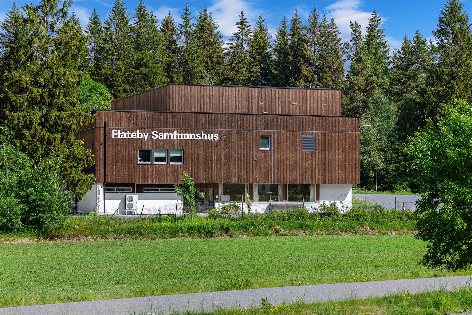 Flateby Samfunnshus bidrar til et levende nabolag med arrangementer som kino og quiz.