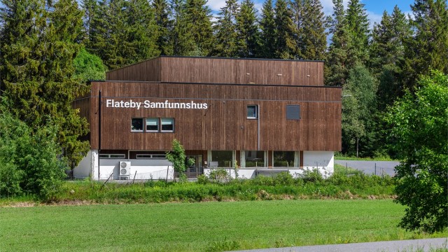Flateby Samfunnshus bidrar til et levende nabolag med arrangementer som kino og quiz.