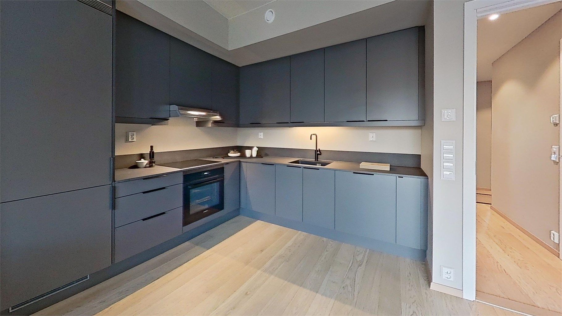 Innbydende moderne kjøkken med integrerte hvitevarer fra Siemens