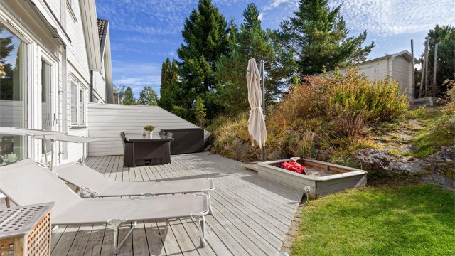 Stor markterrasse i trekonstruksjoner med god plass til solsenger og sittegrupper.