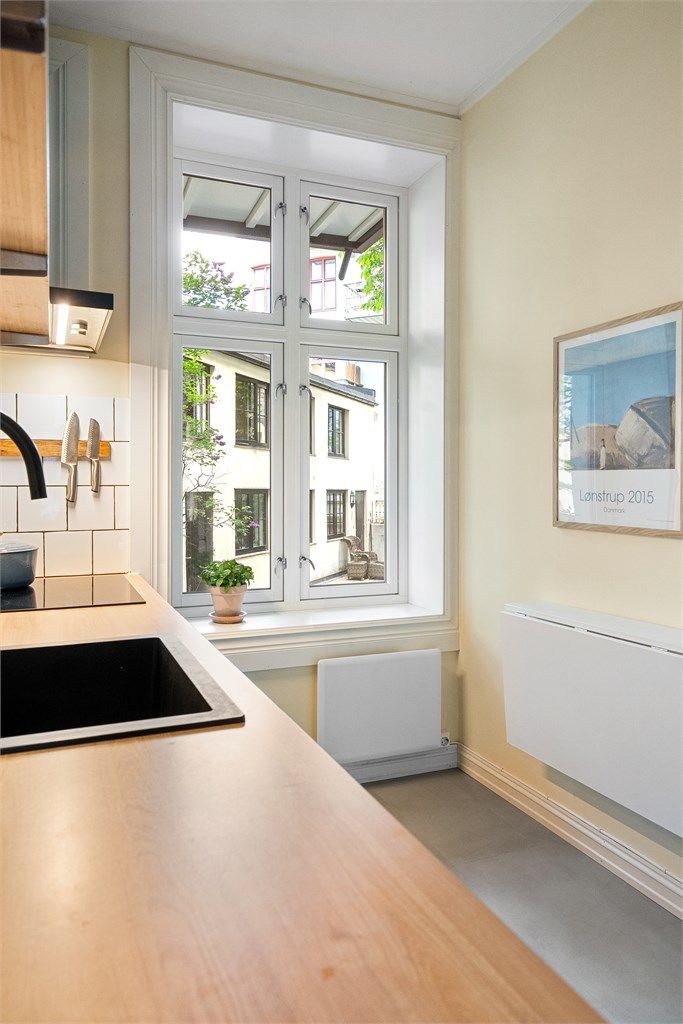 Kjøkkenet har også både vegghengt benk, samt vinduskarm for interiør/oppbevaring.