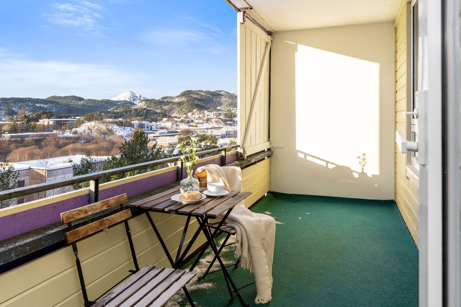 4-roms toppleilighet med nydelig utsikt og gode solforhold er nå til salgs i Ortuflaten 22.