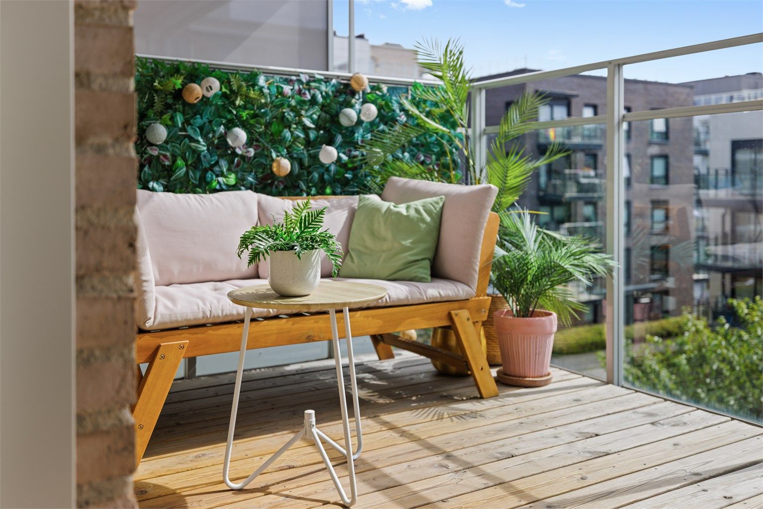 På balkongen er det plass til både sofagruppe, spisebord og grill. 