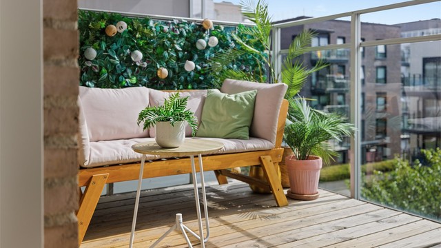 På balkongen er det plass til både sofagruppe, spisebord og grill.