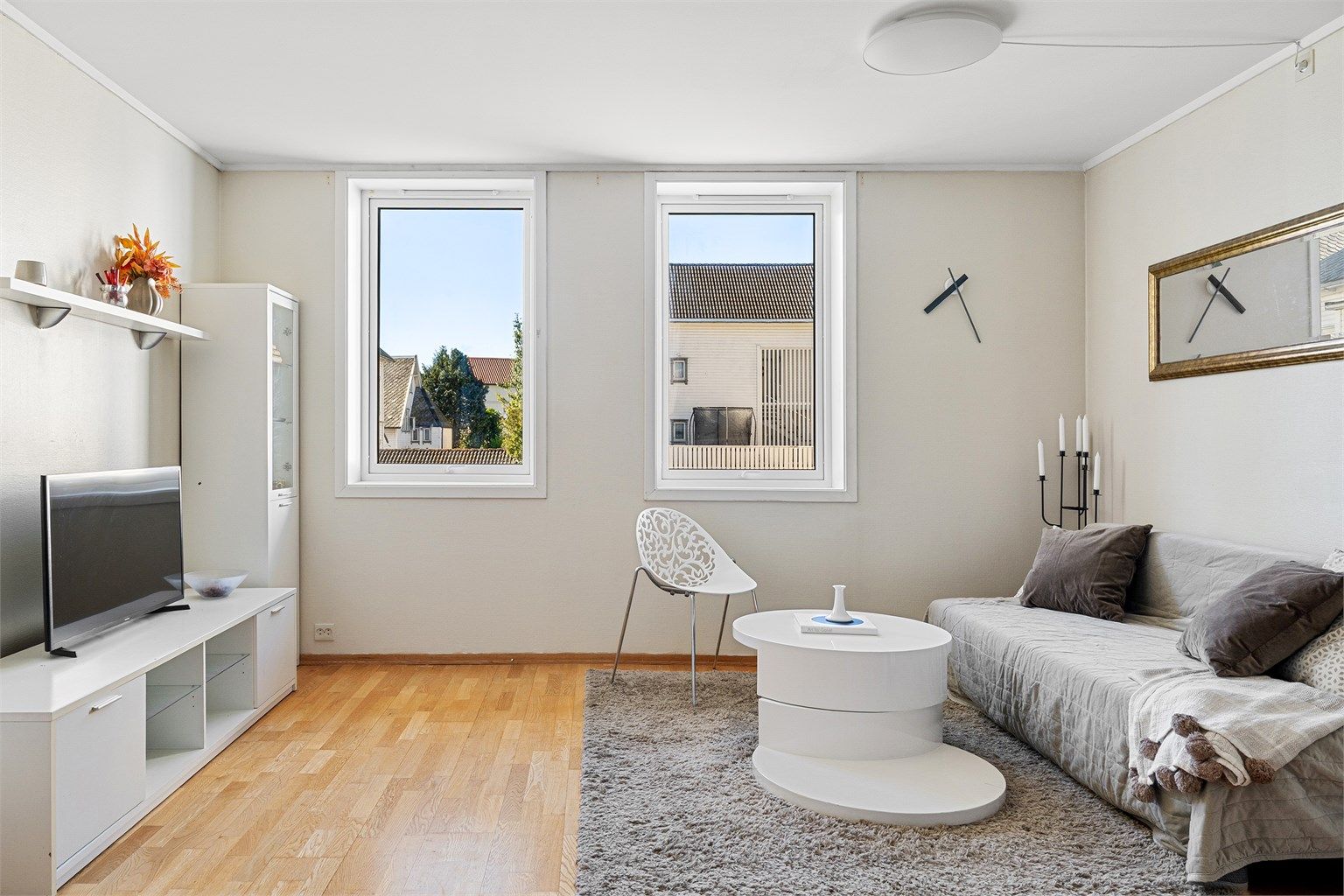 Stuen form gjør den enkel å møblere hvor man har plass til både sitte- og spisegruppe. 