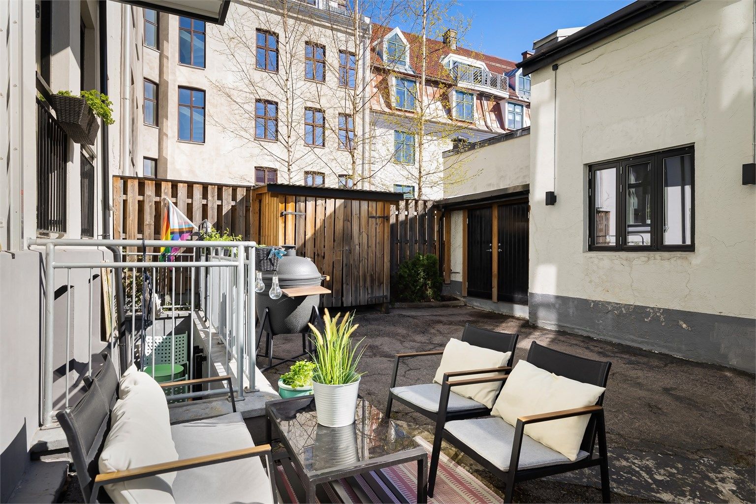 Hyggelig og rolig bakgård. 