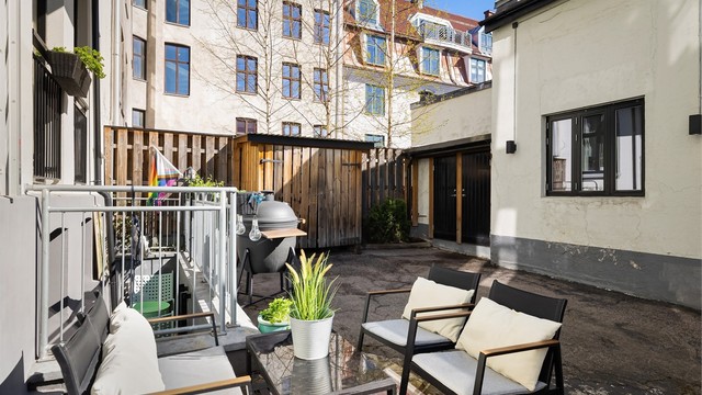 Hyggelig og rolig bakgård.