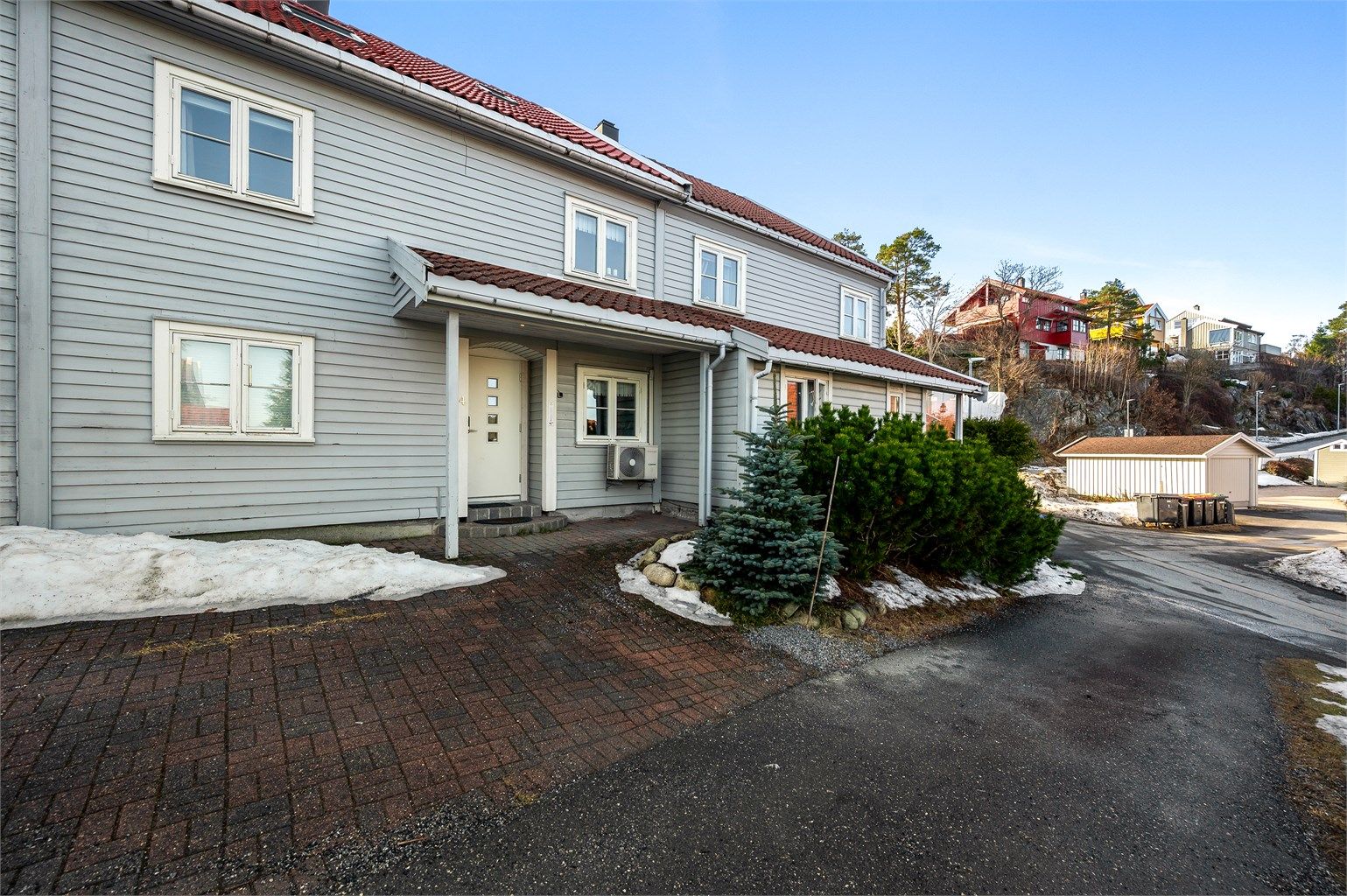 Sentral beliggenhet med korte avstander til fasiliteter. Skole, barnehage og busstopp innenfor kort rekkevidde. 