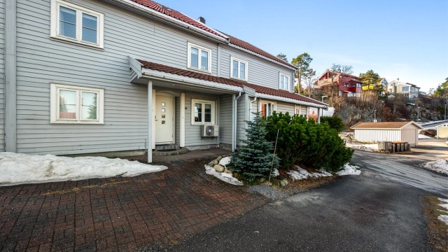 Sentral beliggenhet med korte avstander til fasiliteter. Skole, barnehage og busstopp innenfor kort rekkevidde.