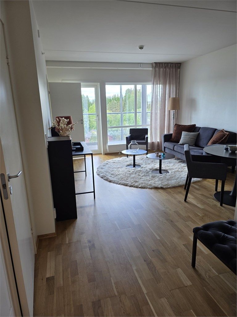 Inne fremstår leiligheten med tidsriktige og lyse fargevalg. 