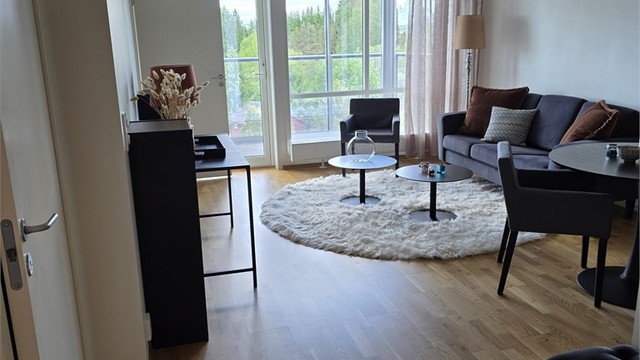 Inne fremstår leiligheten med tidsriktige og lyse fargevalg.