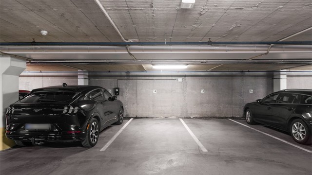 Det medfølger en parkeringsplass i felles garasjeanlegg, merket nr. 14