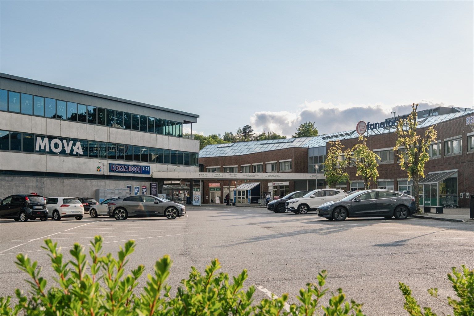 Ca. 10 minutter å gå til Fanatorget hvor du finner bla. Rema 1000, apotek, frisør og spisested. I tillegg har senteret kommunale service- og bydelsekontorer samt helsetjenester og barnehage