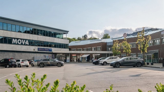 Ca. 10 minutter å gå til Fanatorget hvor du finner bla. Rema 1000, apotek, frisør og spisested. I tillegg har senteret kommunale service- og bydelsekontorer samt helsetjenester og barnehage