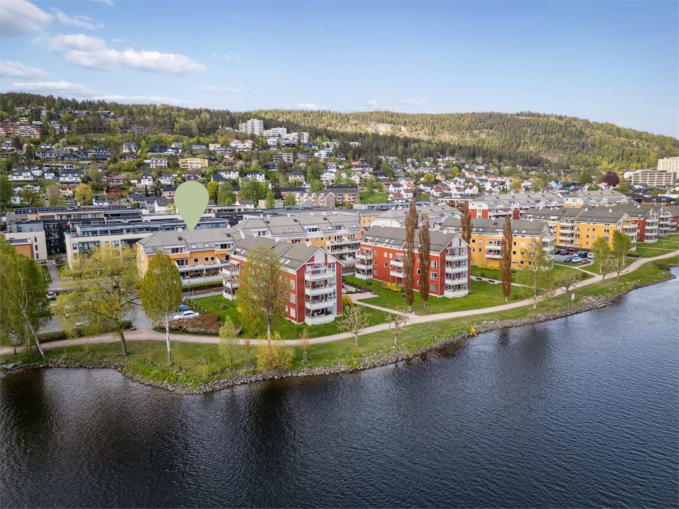 Fra eiendommen er det praktisk avstand til sentrum med alle servicetilbud/butikker og offentlig kommunikasjon. 