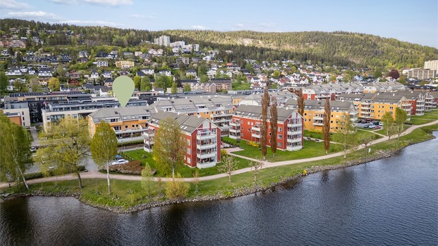 Fra eiendommen er det praktisk avstand til sentrum med alle servicetilbud/butikker og offentlig kommunikasjon.