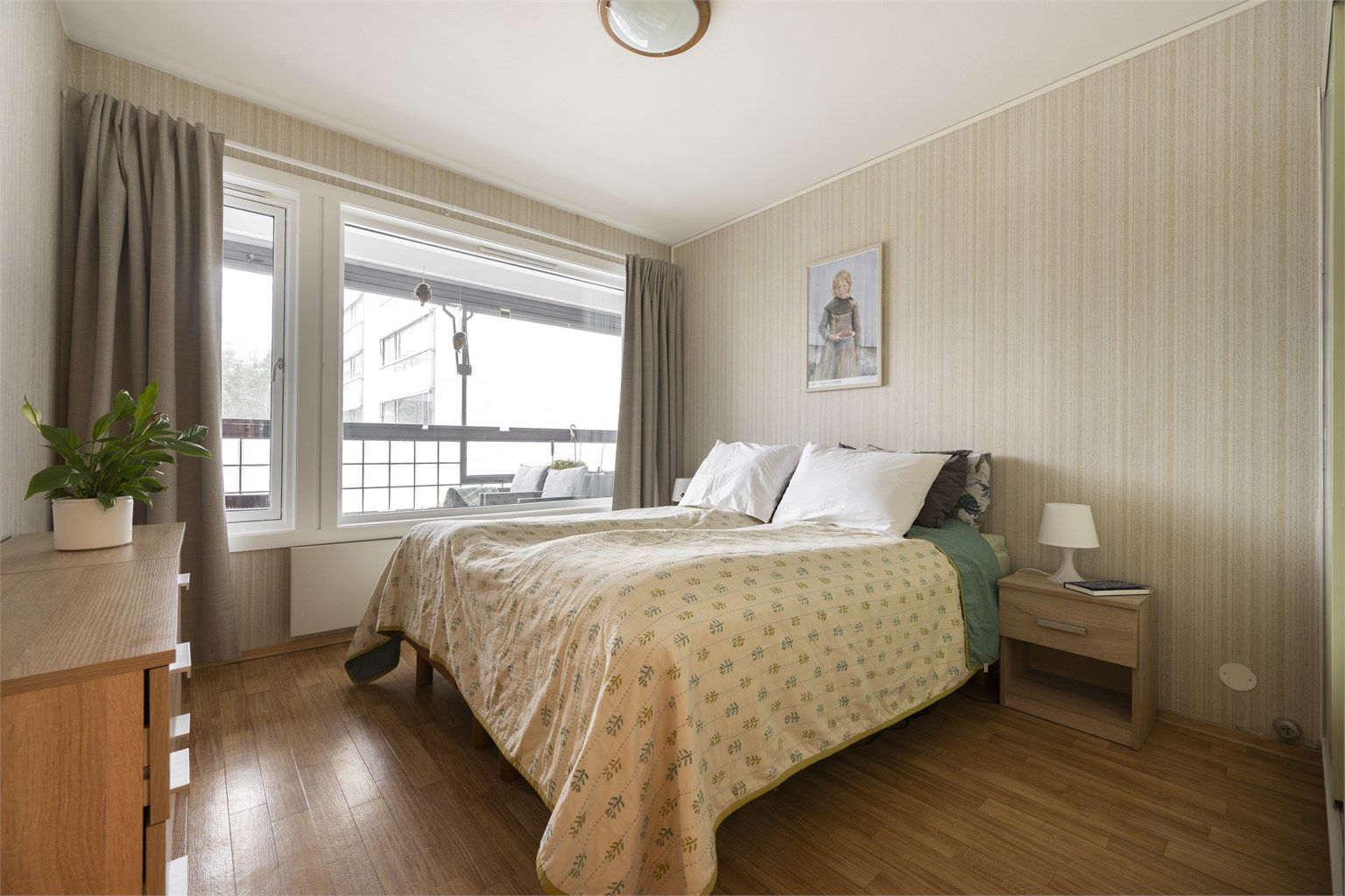 Hovedsoverommet er av god størrelse og kan enkelt innredes med både dobbeltseng og tilhørende nattbord