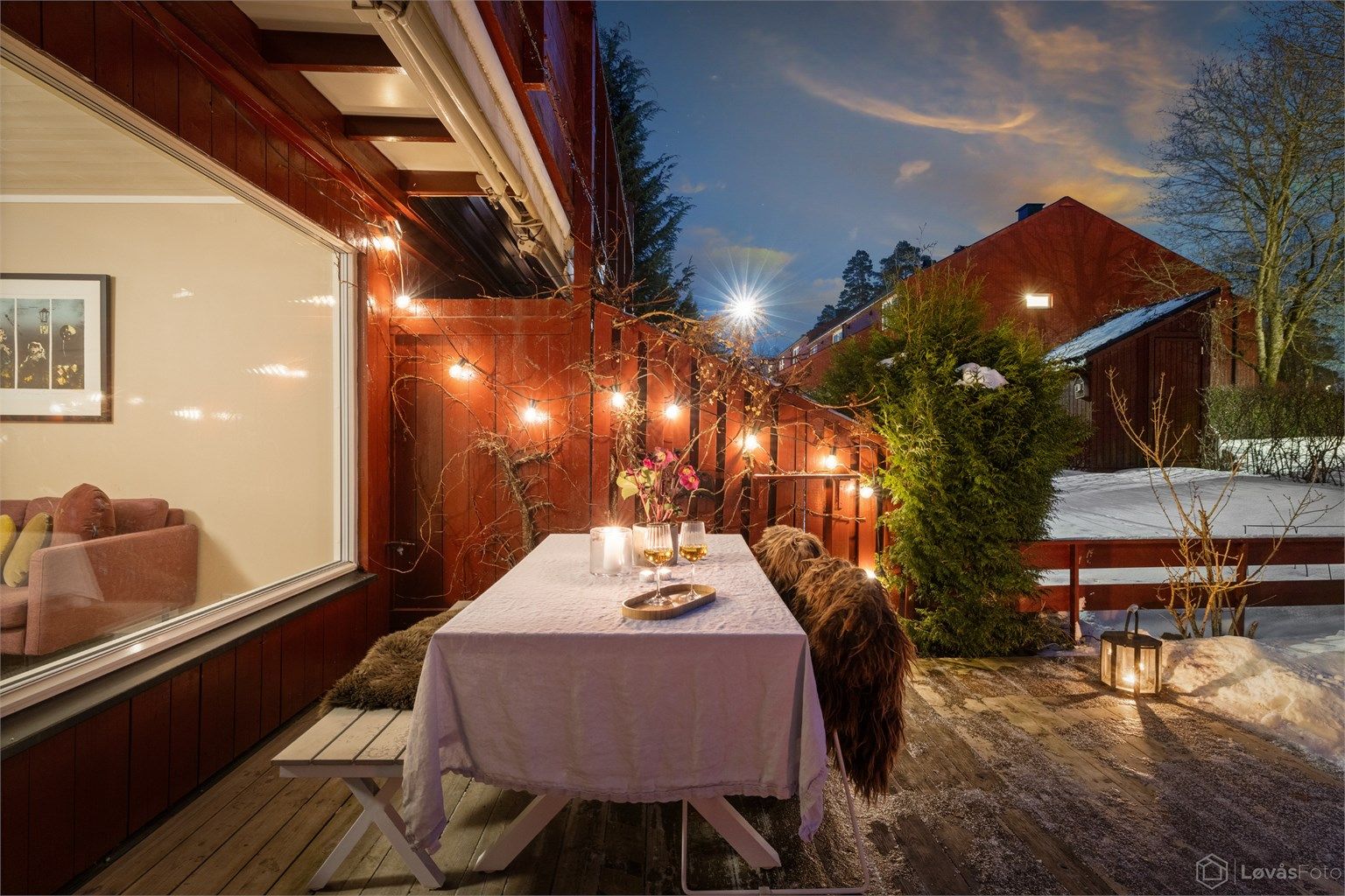 Terrassen har markise, stikkontakt og utekran