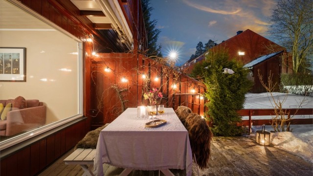 Terrassen har markise, stikkontakt og utekran