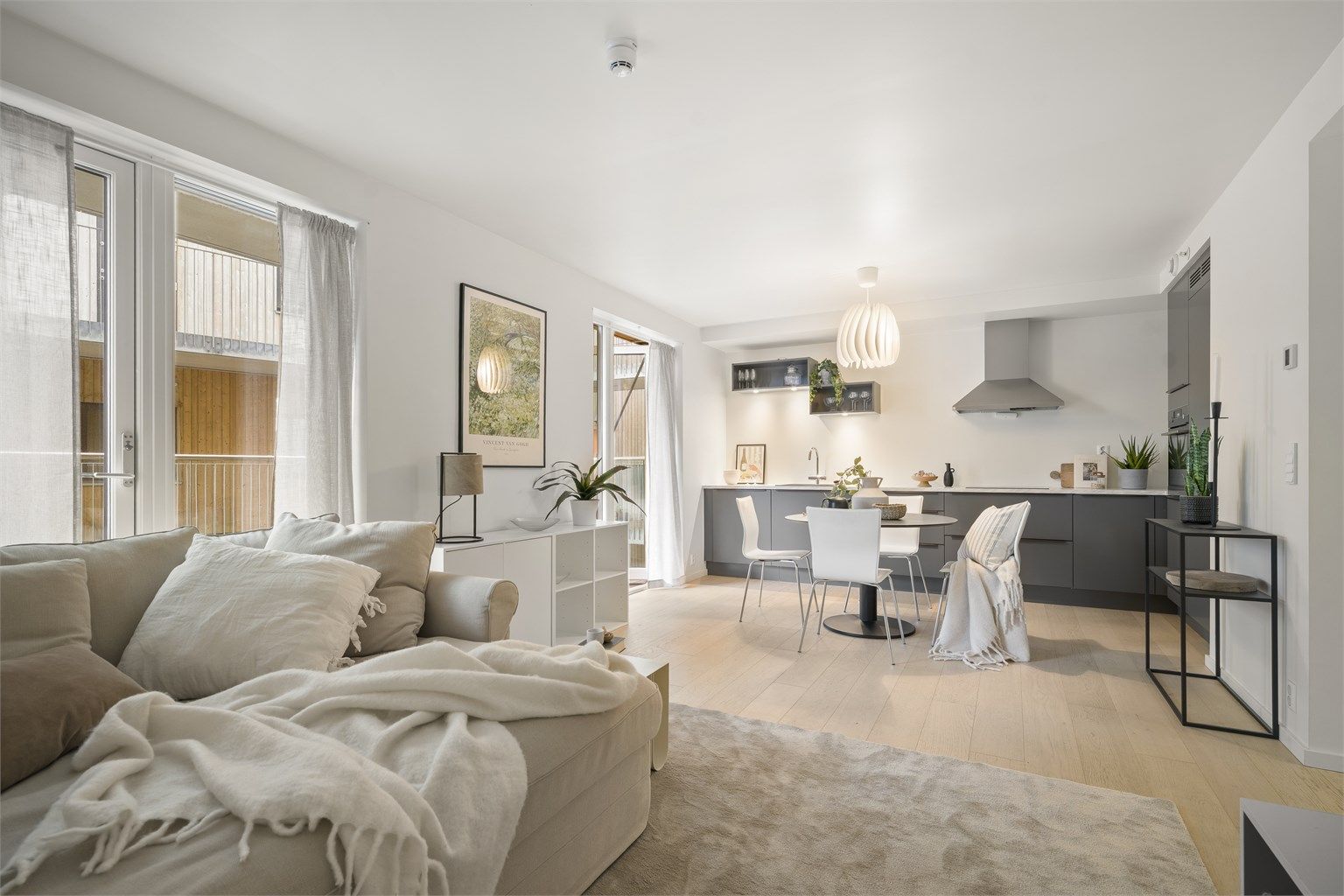 Leiligheten ble ferdigstilt i 2020 med moderne kvaliteter og er i dag velholdt. Vannbåren varme i alle gulv sikrer stabil innetemperatur og lavt strømforbruk.