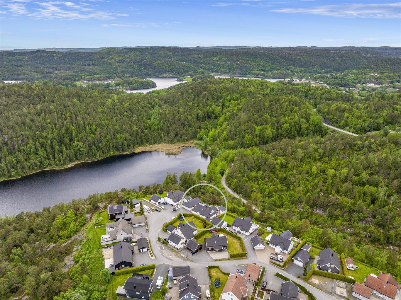 Området byr på flotte turmuligheter i skog og mark, rett utenfor døren. Det er også bademuligheter i kort avstand fra eiendommen.