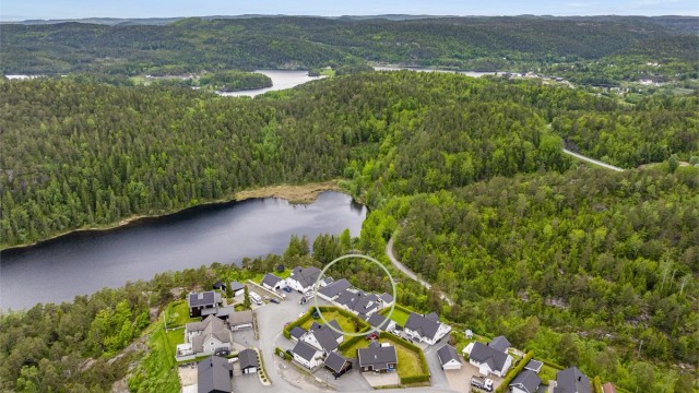 Området byr på flotte turmuligheter i skog og mark, rett utenfor døren. Det er også bademuligheter i kort avstand fra eiendommen.
