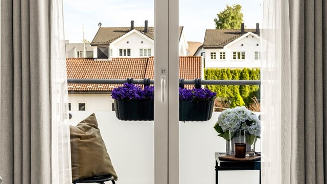Balkongdøren er ny i 2013 og balkongen er fra 2014.