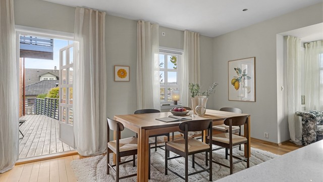 Fra kjøkkenet har du direkte utgang til boligens terrasse