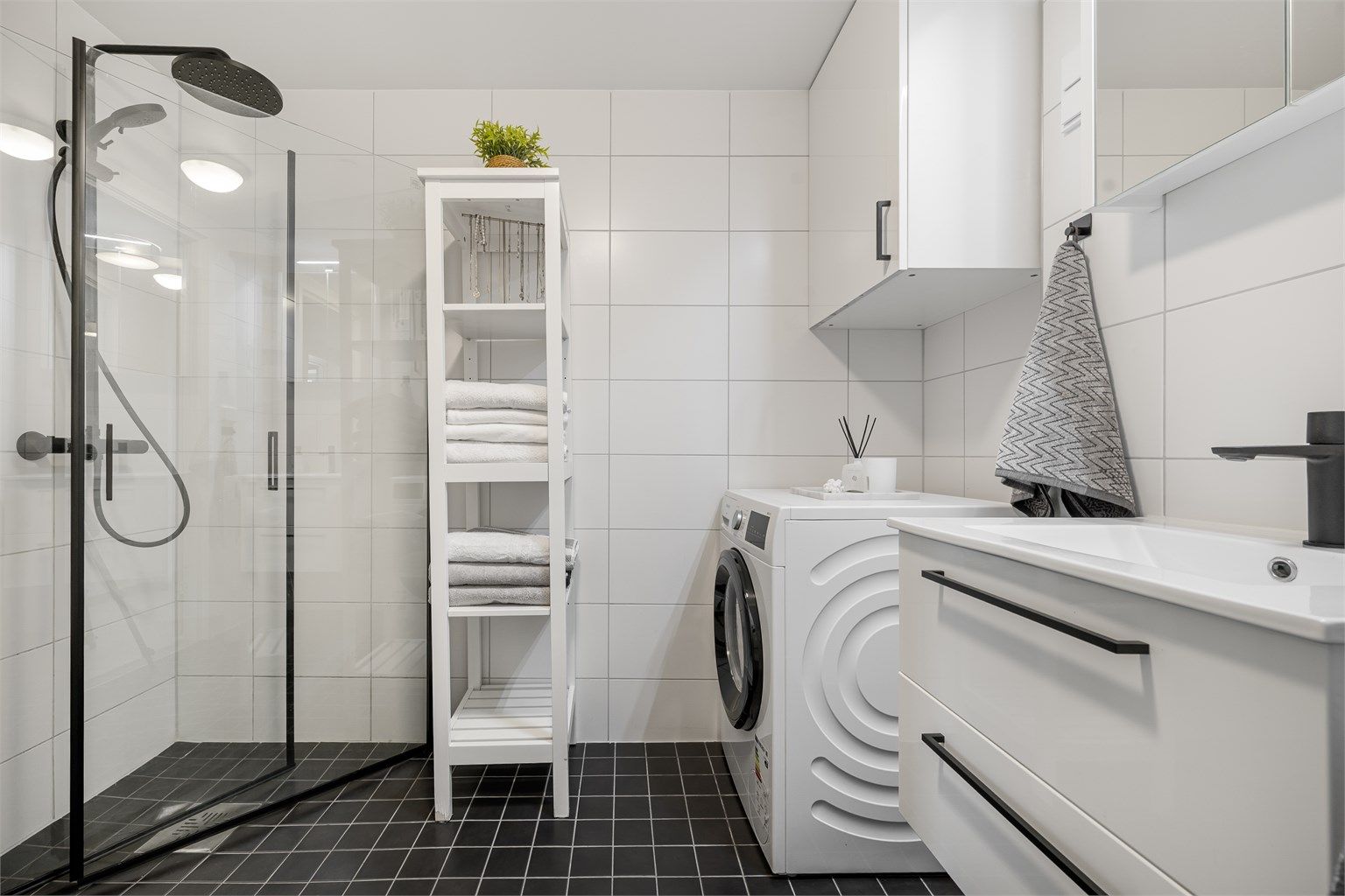 Bad fra byggeår med oppgraderte moderne detaljer i 2026. Rommet har flislagt gulv med gulvvarme og flislagte vegger, samt malte flater i himlingen.