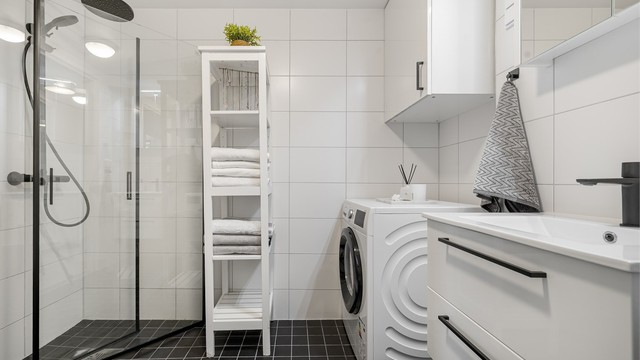 Bad fra byggeår med oppgraderte moderne detaljer i 2026. Rommet har flislagt gulv med gulvvarme og flislagte vegger, samt malte flater i himlingen.