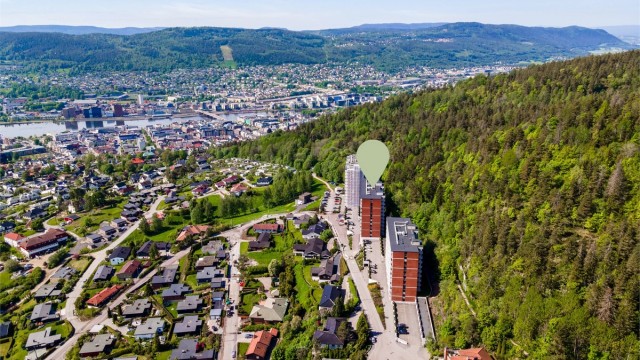 Umiddelbar nærhet til flotte turveier i Bragernesåsen blant annet til Klopptjern med gode bademuligheter.