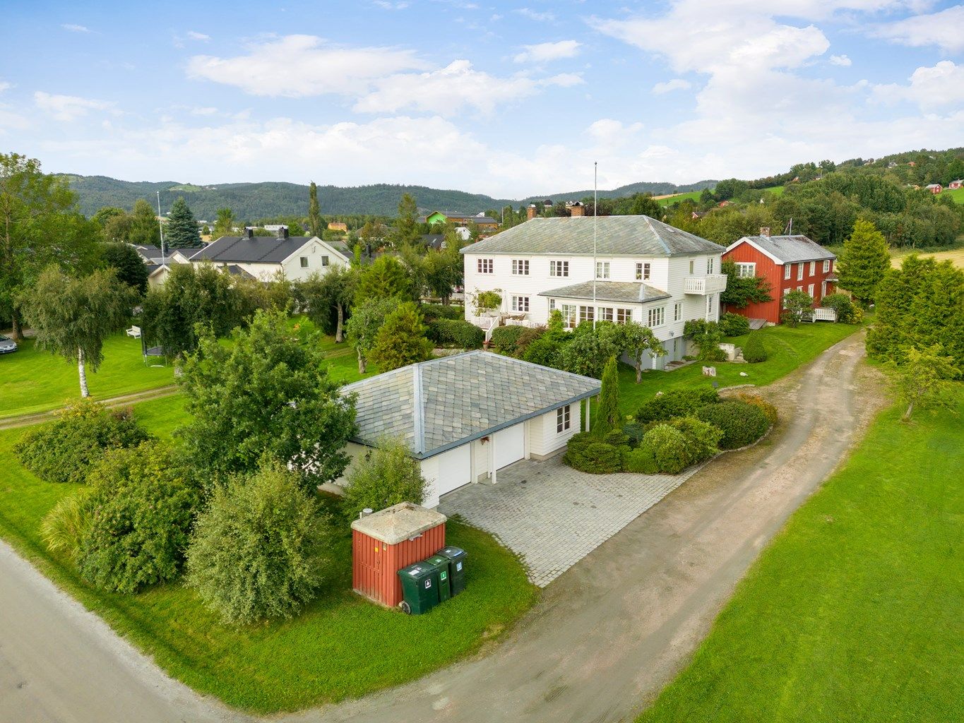 Velkommen til Nyveien 18 og 20, og denne fantastiske eiendommen beliggende i idylliske områder i Stadsbygd! Eiendommen består av to eneboliger og en dobbeltgarasje. Tomten er på hele 2,1 mål.