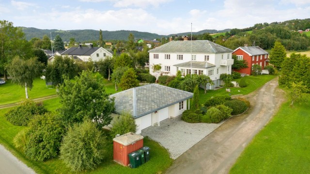 Velkommen til Nyveien 18 og 20, og denne fantastiske eiendommen beliggende i idylliske områder i Stadsbygd! Eiendommen består av to eneboliger og en dobbeltgarasje. Tomten er på hele 2,1 mål.