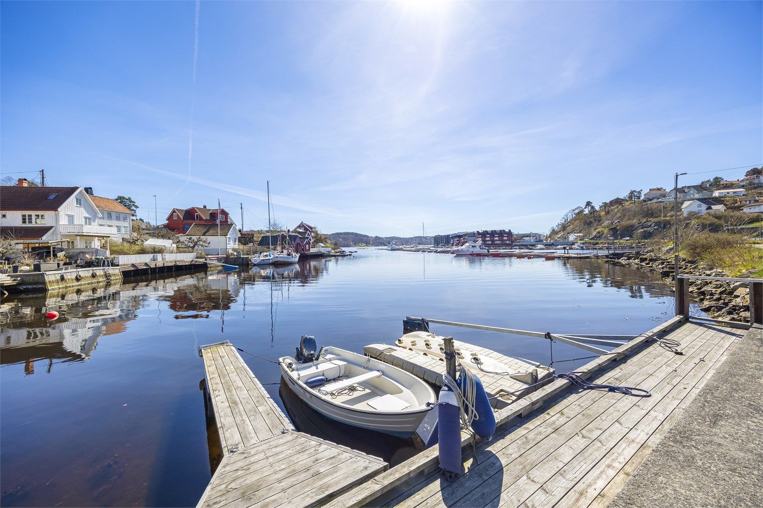 Eiendommen ligger i et område preget av nærhet til både skog og sjø.