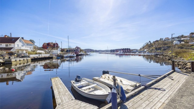 Eiendommen ligger i et område preget av nærhet til både skog og sjø.