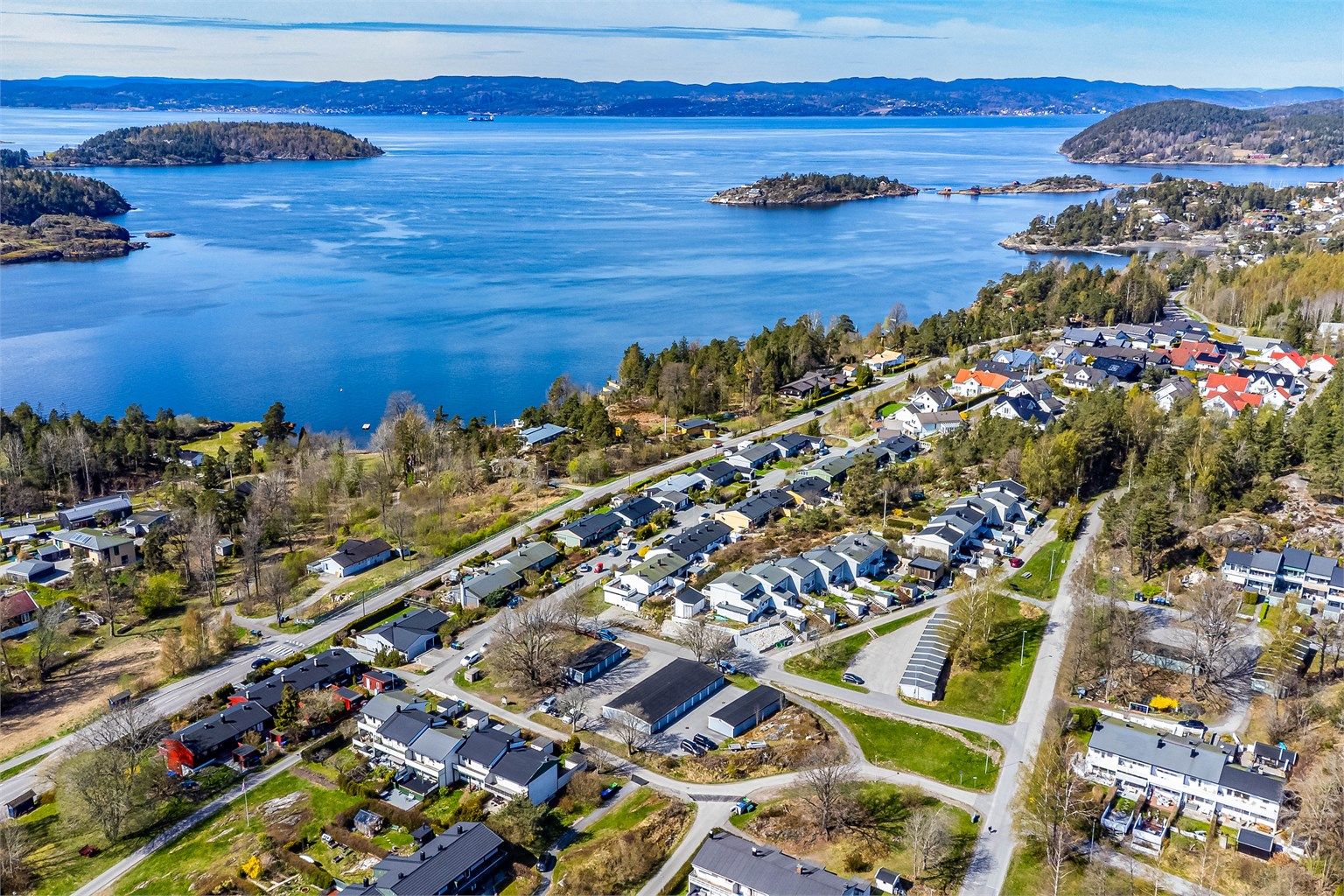 I nabolaget er både barnehage og barneskole lett tilgjengelig. Til sjarmerende Son er det sykkelavstand, alternativt få minutter med buss eller bil.