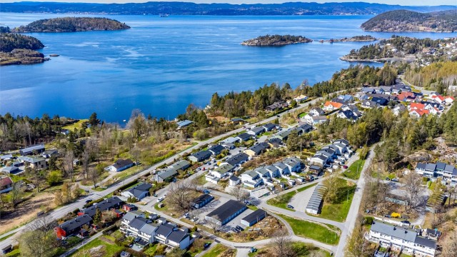 I nabolaget er både barnehage og barneskole lett tilgjengelig. Til sjarmerende Son er det sykkelavstand, alternativt få minutter med buss eller bil.