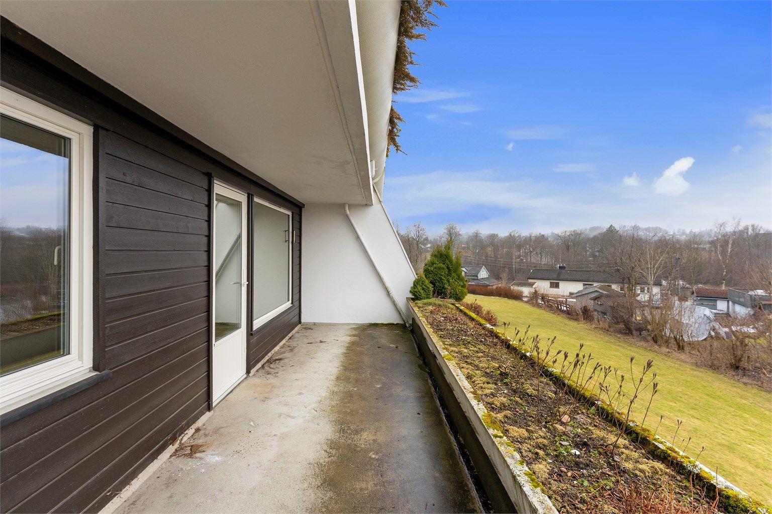 Utgang fra stue til sydøstvendt terrasse på ca. 14,4 m².. Foto: zovenifra.no