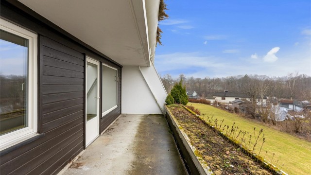 Utgang fra stue til sydøstvendt terrasse på ca. 14,4 m².. Foto: zovenifra.no