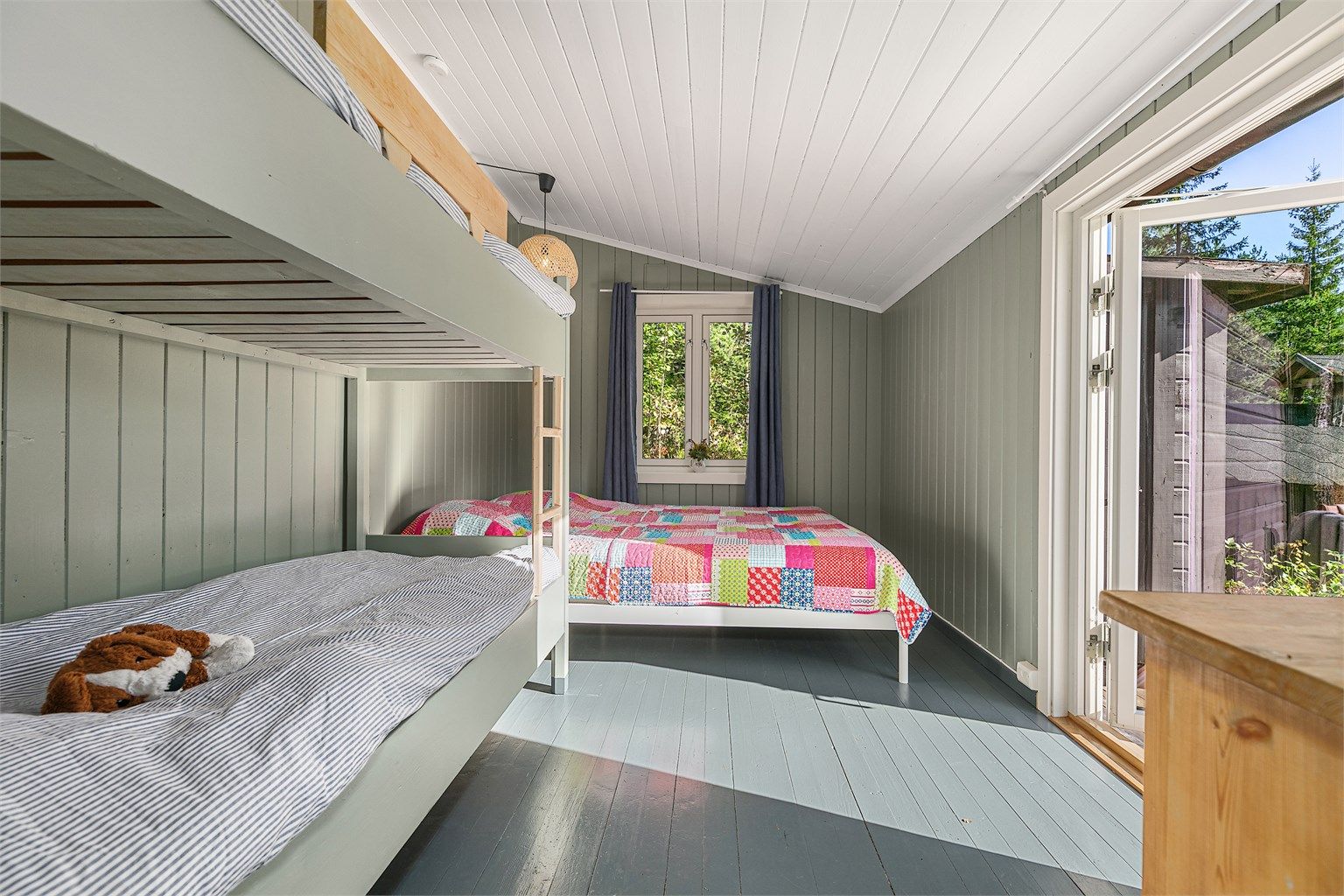 Annekset har to lyse soverom, begge med plass til dobbeltseng. Fra det største er det utgang til en solrik markterrasse.